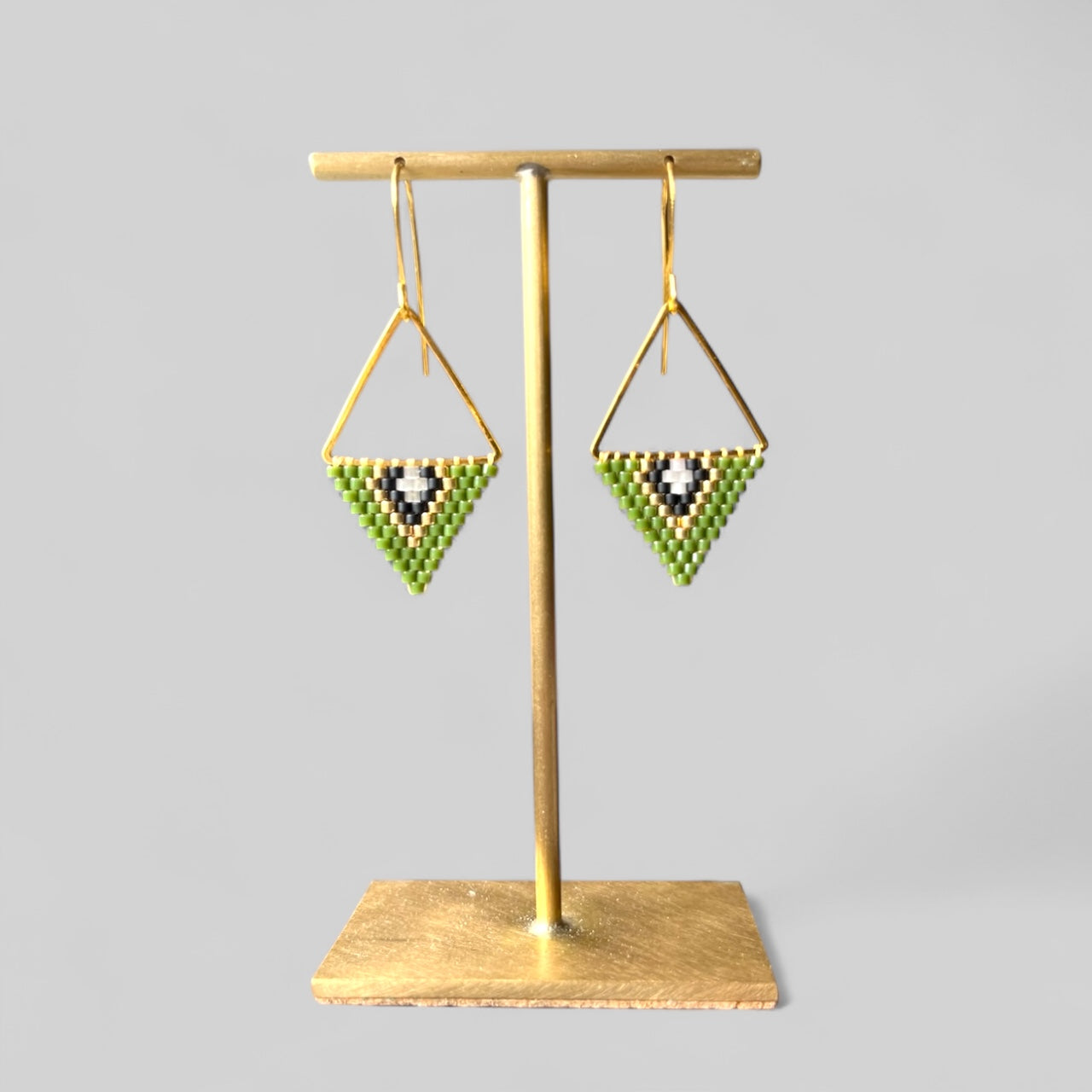 Avocado, gold coloured, white crystal facetted beads.