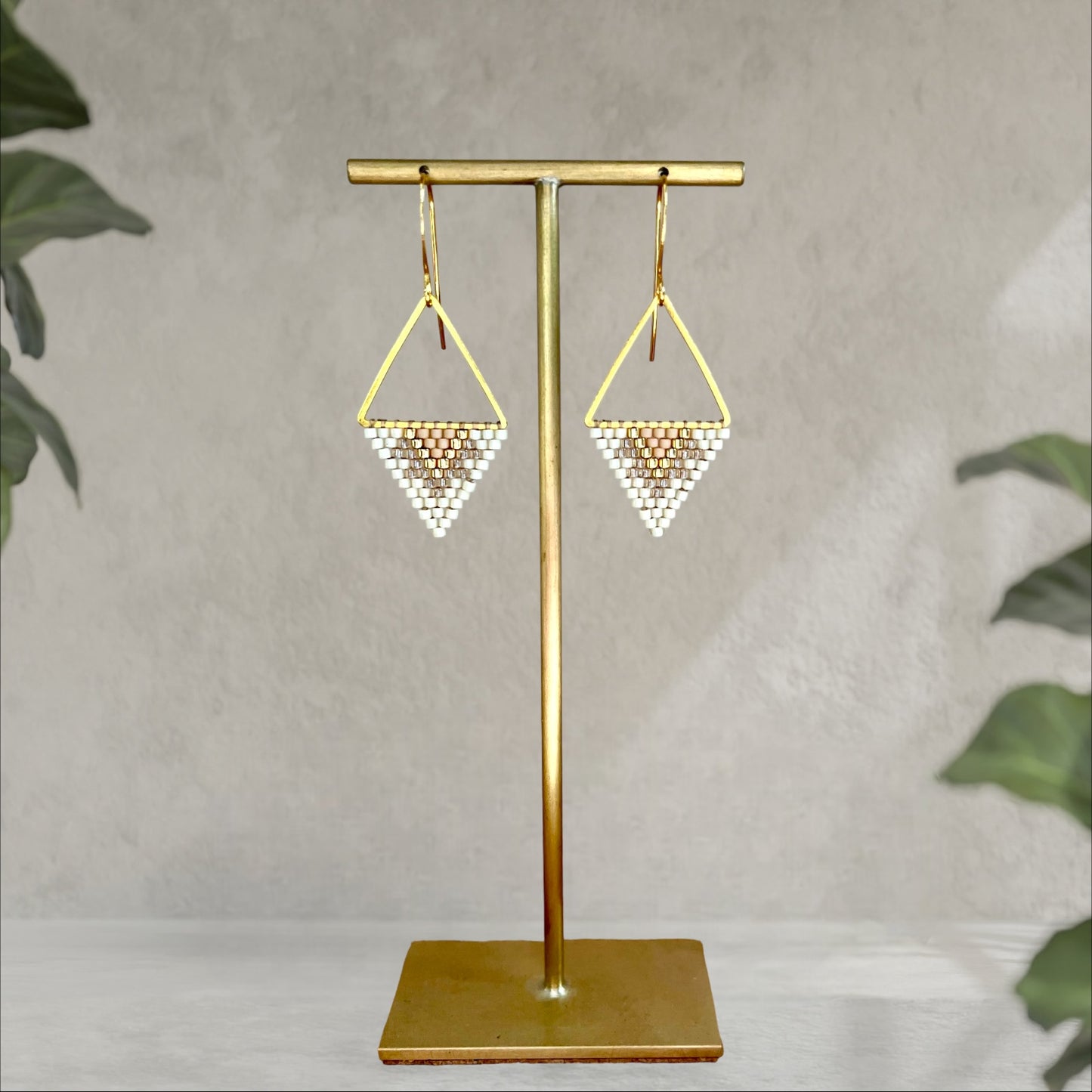 Clay, Gold coloured, Sparkling taupe and white beaded earrings